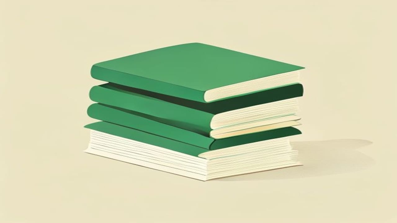 Una pila ordinata di documenti rilegati nei toni del verde e del crema — immagine simbolica del plico riunito degli allegati.