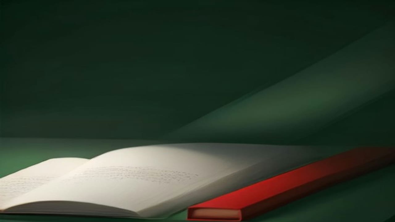 Un document clair ouvert sur une table vert foncé, à côté une reliure rouge, traversée par une étroite bande de lumière.