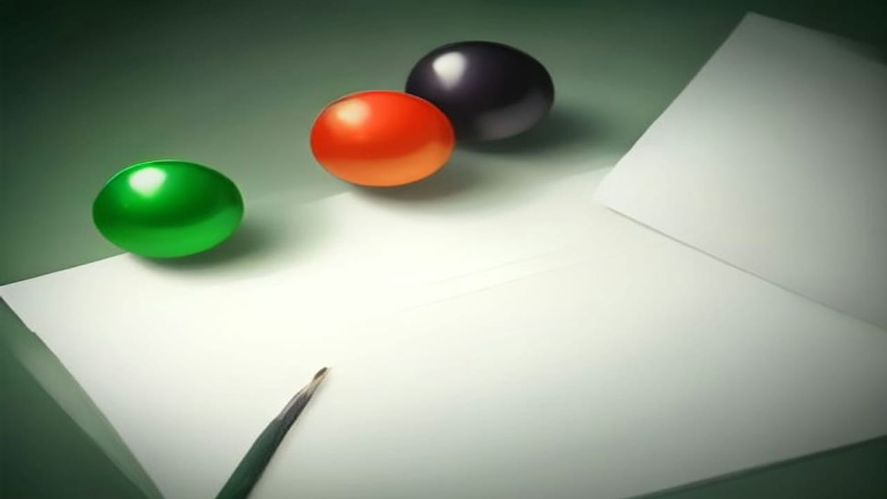 Ein leeres weißes Blatt auf einem dunkelgrünen Tisch, darauf ein schmaler Stift, dahinter drei glänzende Kugeln in Grün, Orange und Dunkel wie eine kleine Ampel.